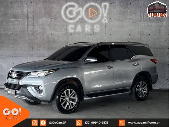 TOYOTA HILUX SW4 2.8 SRX 4X4 7 LUGARES 16V TURBO INTERCOOLER DIESEL 4P AUTOMÁTICO